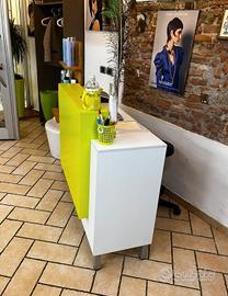 Arredamento per negozio da parrucchiera