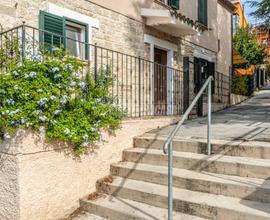 TRILOCALE RISTRUTTURATO CON GIARDINO IN CENTRO A S