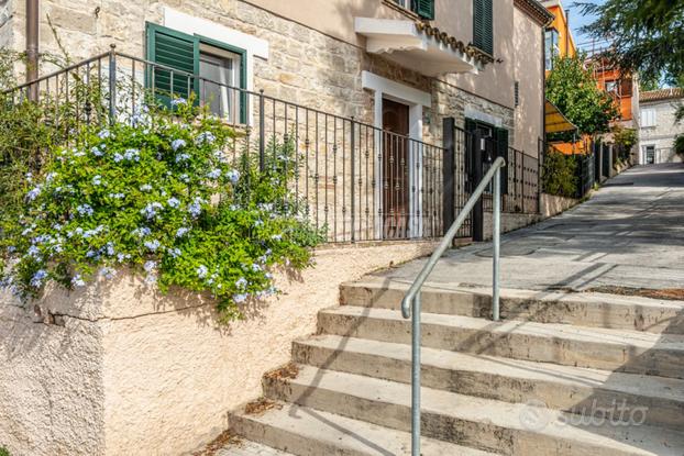 TRILOCALE RISTRUTTURATO CON GIARDINO IN CENTRO A S