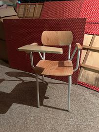 33 Sedie in legno con scrittoio-ribaltina