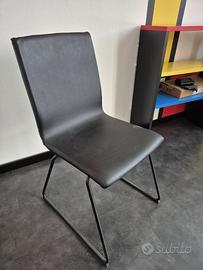 Sedia imbottita similpelle nero gambe nere