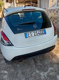 lancia y