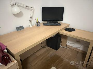 2 scrivanie e una libreria