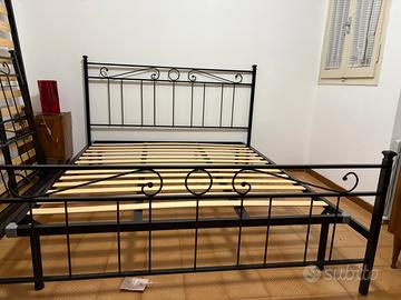 2 strutture letto in ferro con 2 reti a doghe