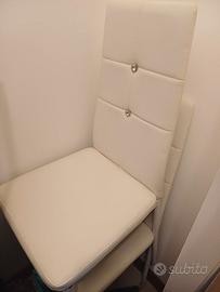 Sedie bianche a seduta morbida