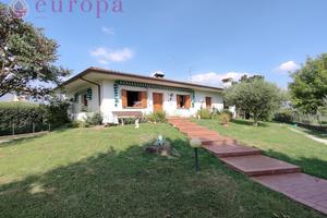 Casa singola a piano unico con ampio giardino