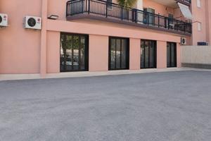 Locale commerciale magazzino + parcheggio