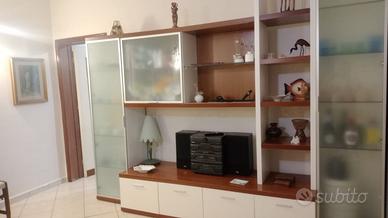 Pareteattrezzata,contromobile,tavolo,sedie,lamp