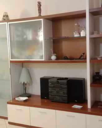 Pareteattrezzata,contromobile,tavolo,sedie,lamp