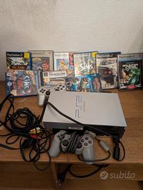 playstation 2 con 2 joystick e 8 videogiochi