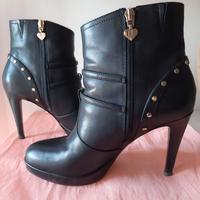 Stivaletti neri lucidi con tacco alto e cuori tg38