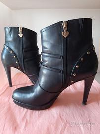 Stivaletti neri lucidi con tacco alto e cuori tg38