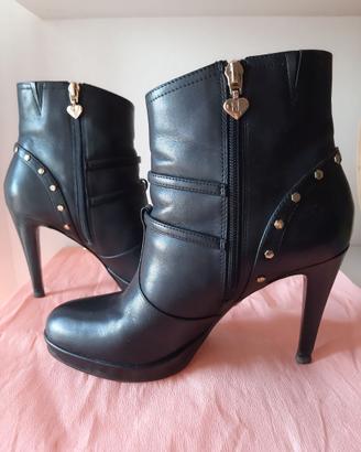 Stivaletti neri lucidi con tacco alto e cuori tg38