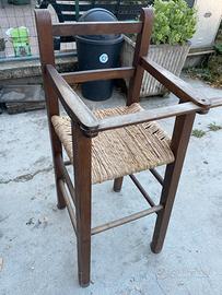 Seggiolone in legno vintage con seduta in paglia