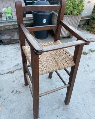Seggiolone in legno vintage con seduta in paglia