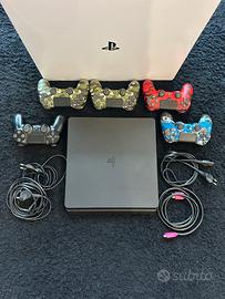 PS4 SLIM + 5 Joistick + Cavi Alimentazione