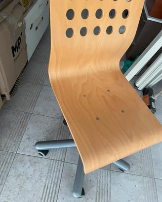 Sedia con ruote in legno e acciaio , per cameretta