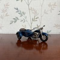 Moto d’Epoca con Sidecar in Metallo