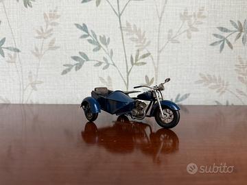 Moto d’Epoca con Sidecar in Metallo