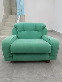 Poltrona vintage, verde, con piedi in legno 