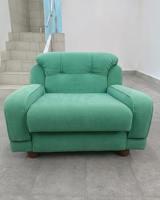 Poltrona vintage, verde, con piedi in legno 