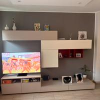 Parete tv grigia bianca e rossa