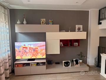 Parete tv grigia bianca e rossa