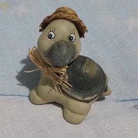 Personaggio statuina tartaruga con cappello paglia