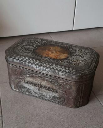 antica scatola in latta LEONE GIOBERGE TORINO 