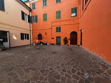 Ampia e luminosa soluzione in centro storico