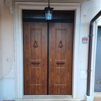 PORTONE BLINDATO A DUE ANTE CON SOPRALUCE