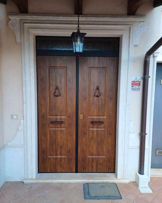 PORTONE BLINDATO A DUE ANTE CON SOPRALUCE