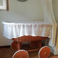 Originale culla in legno, ruote grandi e accessori