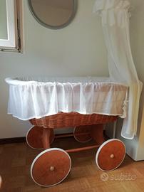 Originale culla in legno, ruote grandi e accessori