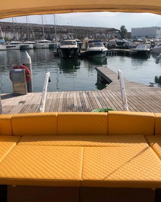 Imbarcazione a motore