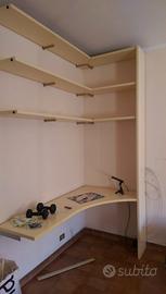 Scrivania angolare con piani libreria a muro