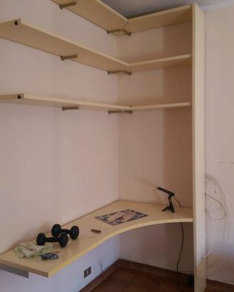 Scrivania angolare con piani libreria a muro