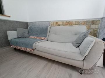 Divano 2 posti  – Tessuto chiaro