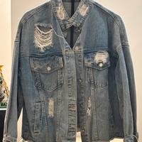 Giacca di jeans modello oversize con spalle scese.