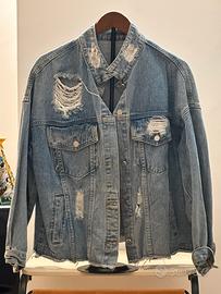 Giacca di jeans modello oversize con spalle scese.