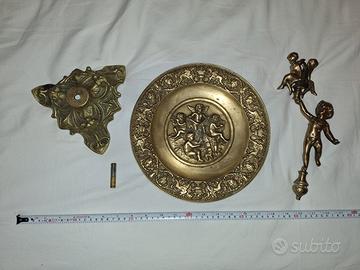 Alzata in bronzo decorato a rilievo con putti
