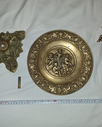 Alzata in bronzo decorato a rilievo con putti