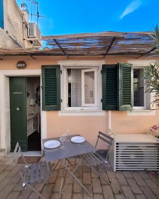 Il comandante in centro a Porto Azzurro
