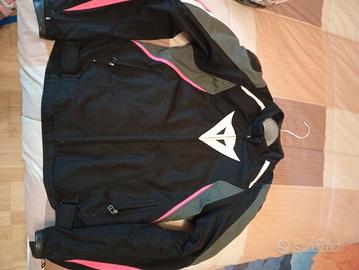 giubbotto da moto e casco 