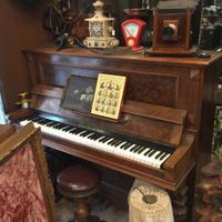 Antico pianoforte in radica baionetta moderna