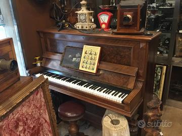 Antico pianoforte in radica baionetta moderna