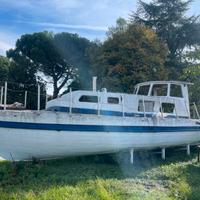 Barca a vela e motore, scafo integro