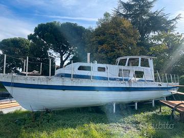 Barca a vela e motore, scafo integro