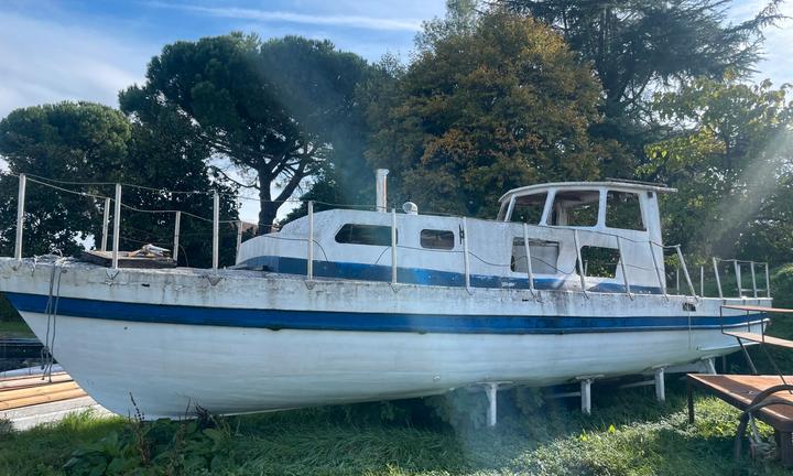 Barca a vela e motore, scafo integro