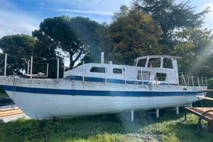 Barca a vela e motore, scafo integro